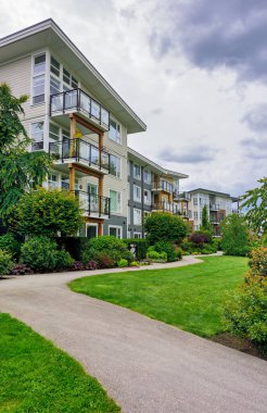British Columbia, Kanada 'da bulutlu bir günde düşük katlı bir yerleşim yeri..