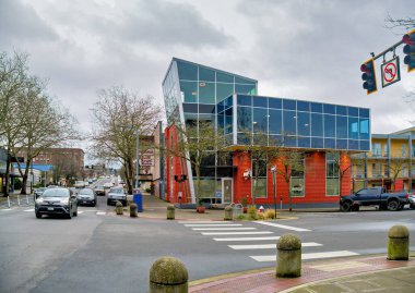 Bellingham, WA, ABD. 3 Ocak 2025. E Holly Caddesi ve Demiryolu Bulvarı kavşağı.