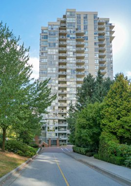 Asfalt araba yolu güzel bir apartmana çıkıyor..