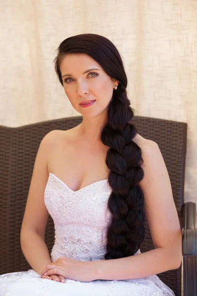 Beautiful bride posing in sofa — Stock Photo, Image