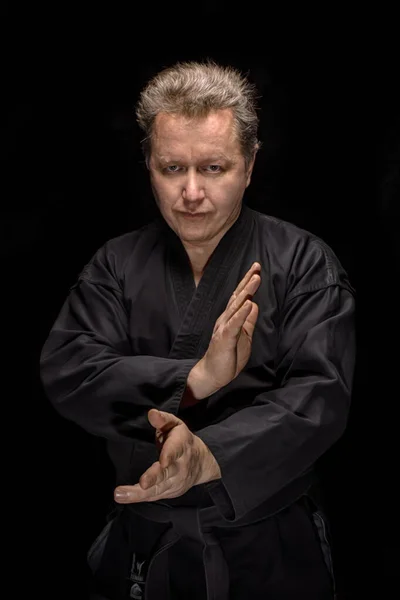 Zbliżenie Portret Aikido Mistrz Noszenie Tradycyjnych Samurajów Hakama Ubrania Czarnym — Zdjęcie stockowe
