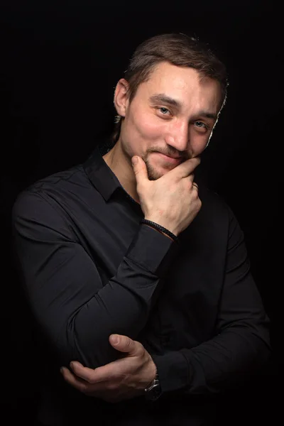 Retrato Close Homem Bonito Com Barba Camisa Preta Isolado Fundo — Fotografia de Stock