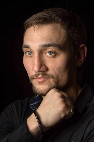 Retrato Close Homem Bonito Com Barba Camisa Preta Isolado Fundo — Fotografia de Stock