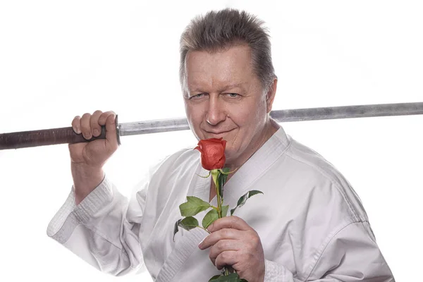 Ρομαντικός Κύριος Που Κρατάει Σπαθί Τριαντάφυλλου Και Σαμουράι Ντυμένος Παραδοσιακό — Φωτογραφία Αρχείου