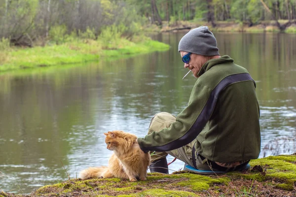 Turista Sombrero Abraza Gato Rojo Esponjoso Junto Río Con Resplandor —  Fotos de Stock