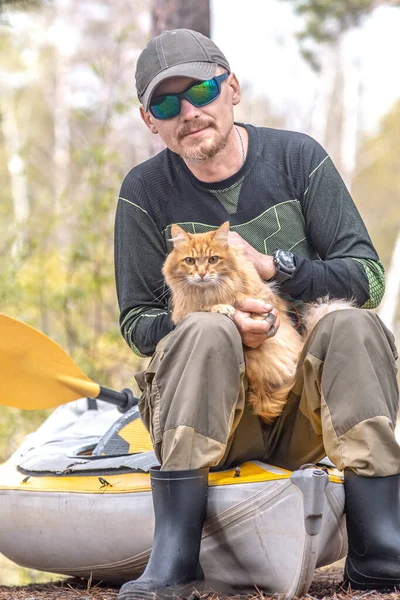 Turista Sienta Orilla Junto Barca Tienda Sostiene Gato Rojo —  Fotos de Stock