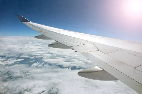 Wing Airplane Flying Clouds Look Sky Window Plane Blue Sky — Stock Photo, Image