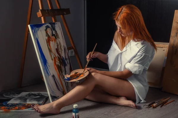 Beautiful Sexy Young Woman Paints Picture Canvas Her Studio Artist — Stock Photo, Image