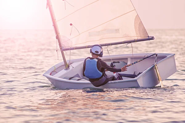 Menino Bonito Aprendendo Navegar Barco Vela Pôr Sol Oceano Livre — Fotografia de Stock