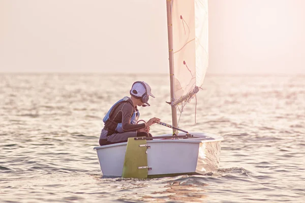 Menino Bonito Aprendendo Navegar Barco Vela Pôr Sol Oceano Livre — Fotografia de Stock