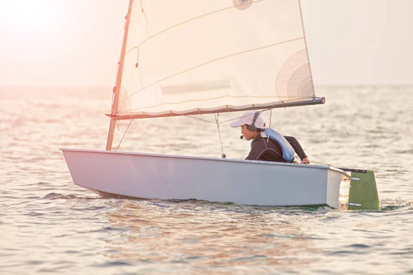 Menino Bonito Aprendendo Navegar Barco Vela Pôr Sol Oceano Livre — Fotografia de Stock