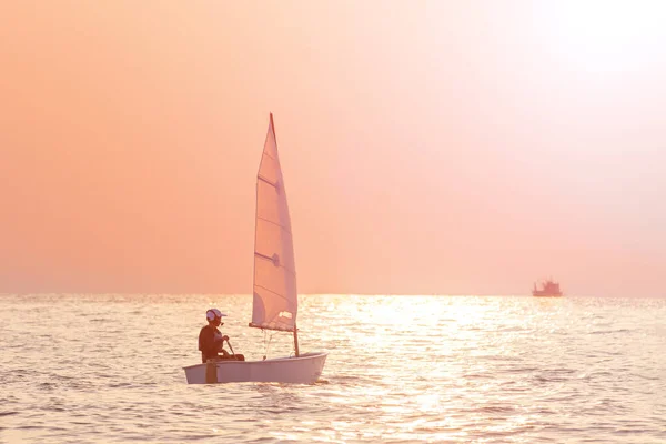 Menino Bonito Aprendendo Navegar Barco Vela Pôr Sol Oceano Livre — Fotografia de Stock