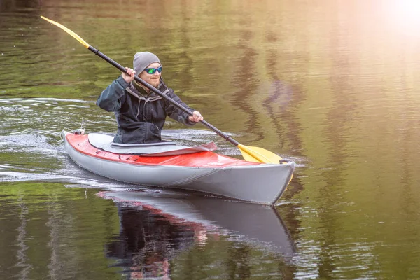 Vue Diagonale Portrait Kayak Sur Paysage Forestier Fluvial Avec Reflets — Photo