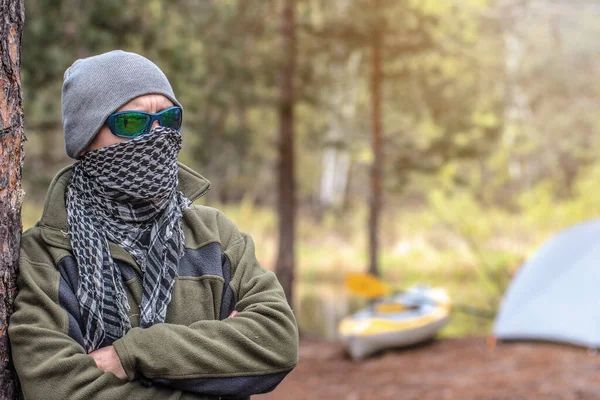 Tipo Duro Para Cerca Tienda Kayak Bosque Orilla Del Río —  Fotos de Stock