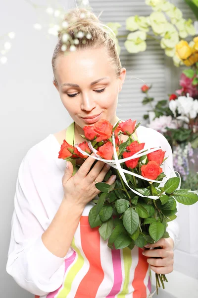 Een boeket van rode rozen — Stockfoto