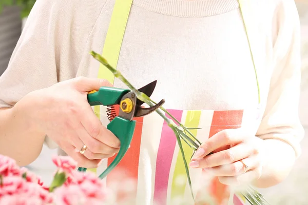 Flower containers laid a bouquet of cut flowers — Stock Photo, Image