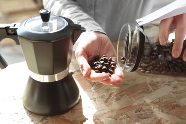 Barista kahve hazırlar