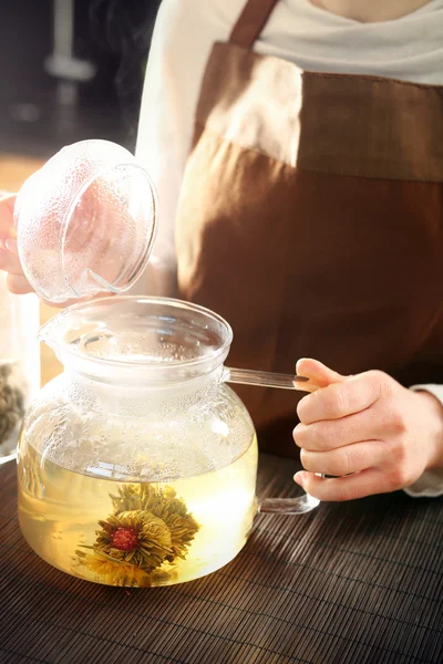 Цветущий чай, заваренный в стеклянном кувшине . — стоковое фото