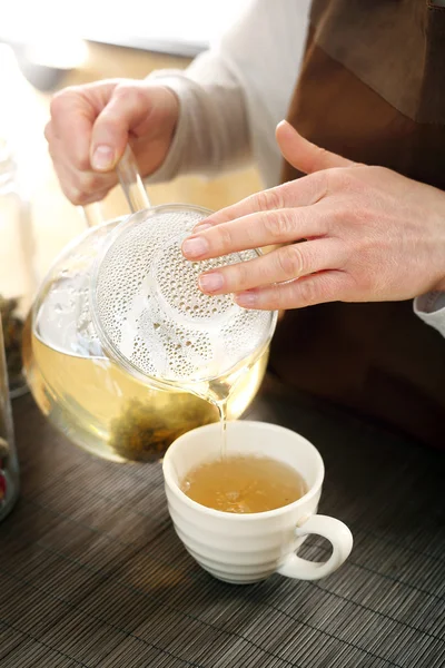 花茶。ウェイトレスがカップにお茶を注ぐ. — ストック写真