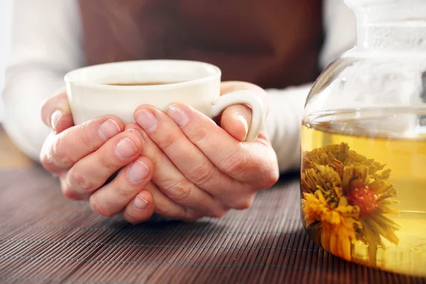 Цветущие чайные чаи, ароматное заваривание зеленого чая процветает — стоковое фото