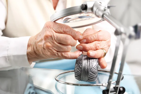 Mormor gängade nål broderier — Stockfoto