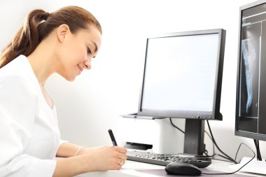 Çocuk doktoru bir doktor ofisinde.