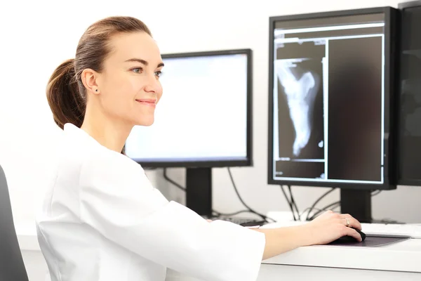 Orthopaedist  in a doctor's office. — Stock Photo, Image