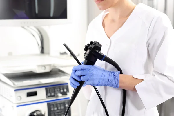 Gastroenterólogo con sonda para realizar gastroscopia y colonoscopia Imagen de archivo
