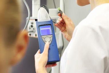 Test işitme. otolaryngologist doktor hasta incelenmesi. 