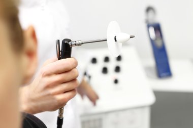 Laryngologist. Test işitme.
