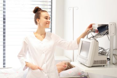 Anestezi uzmanı bağlı kalp monitörü.