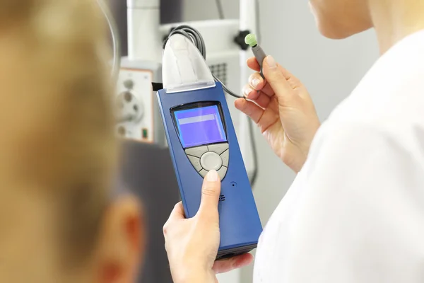 Teste auditivo. médico otorrinolaringologista examinando um paciente . — Fotografia de Stock