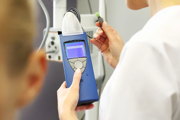 Teste auditivo. médico otorrinolaringologista examinando um paciente . — Fotografia de Stock