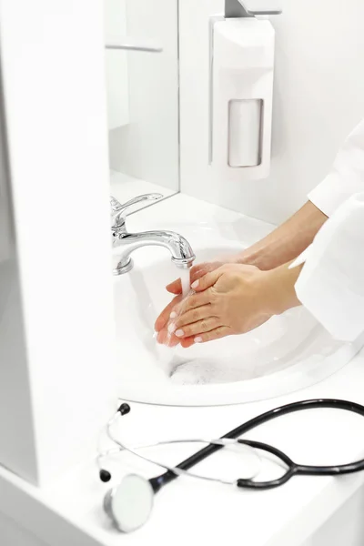Medico si lava le mani, disinfettare le mani prima dell'intervento chirurgico — Foto Stock