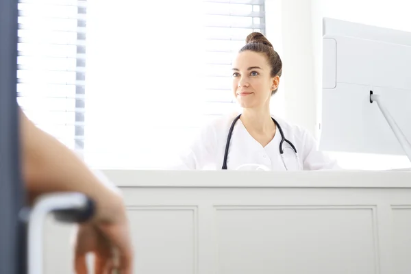 Médico falante com o paciente . — Fotografia de Stock