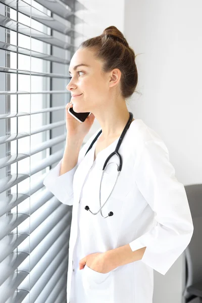 Doutor falando ao telefone. — Fotografia de Stock