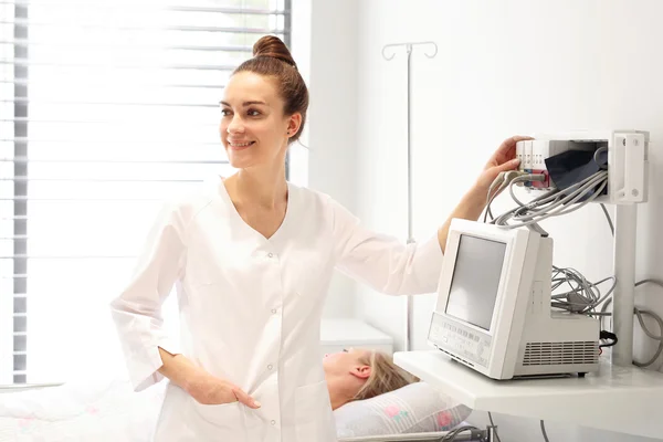 Postoperativ rum sjuksköterska på sängkanten patienten — Stockfoto