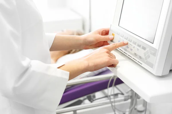 Monitoreo de signos vitales en sala de recuperación postoperatoria . — Foto de Stock