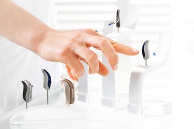 İşitme cihazları. Arkasında kulak işitme cihazı.