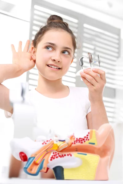 Audífonos. Audífono detrás de la oreja . — Foto de Stock