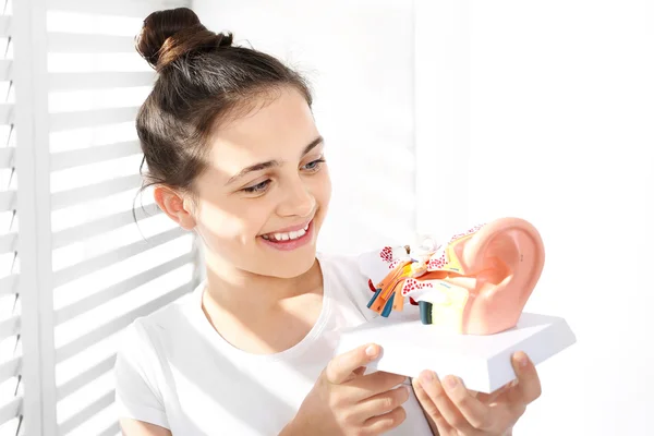 Отоларинголог, выбор слухового аппарата для ребенка . — стоковое фото