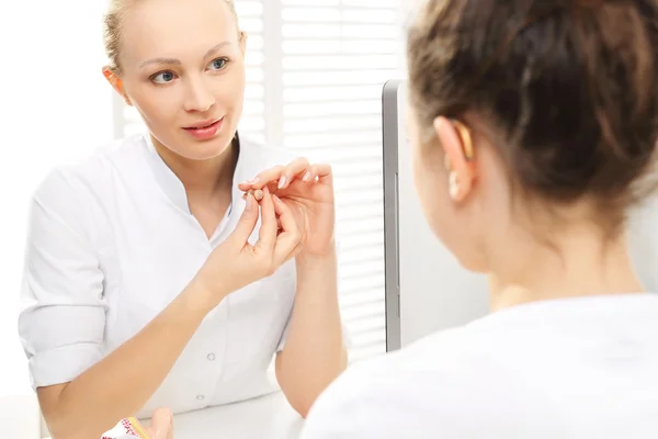 Gehoorverlies bij kinderen. Moeder met een kind in laryngologist — Stockfoto