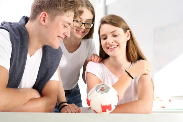 Adolescentes en la lección de biología . — Foto de Stock