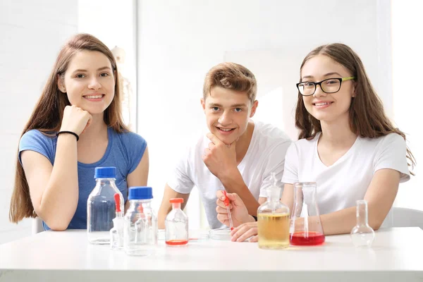 Estudiantes. Lección de química . —  Fotos de Stock