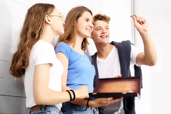 Ayuda en la enseñanza. Jóvenes en la escuela . —  Fotos de Stock