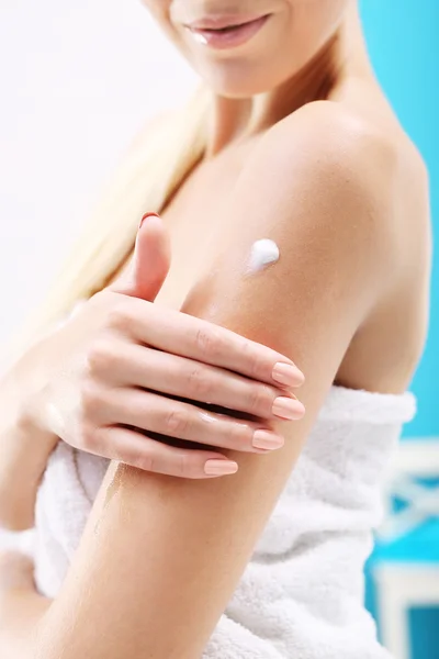 Moisturizing dry skin — Stock Photo, Image