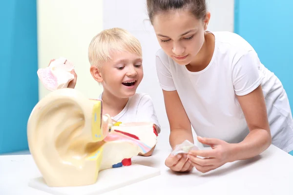 Ohr. freudige Studentin — Stockfoto