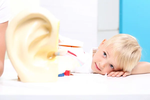 Anatomie d'un enfant en cours de biologie . — Photo