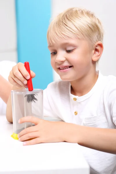 Een magnetisch veld. Jonge explorer. — Stockfoto