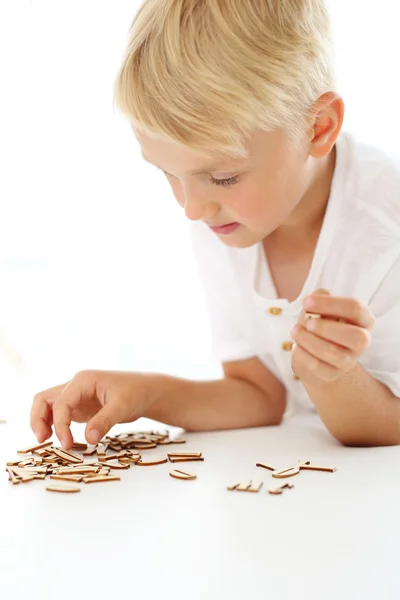 Aprender a escrever. A criança coloca palavras com letras . — Fotografia de Stock